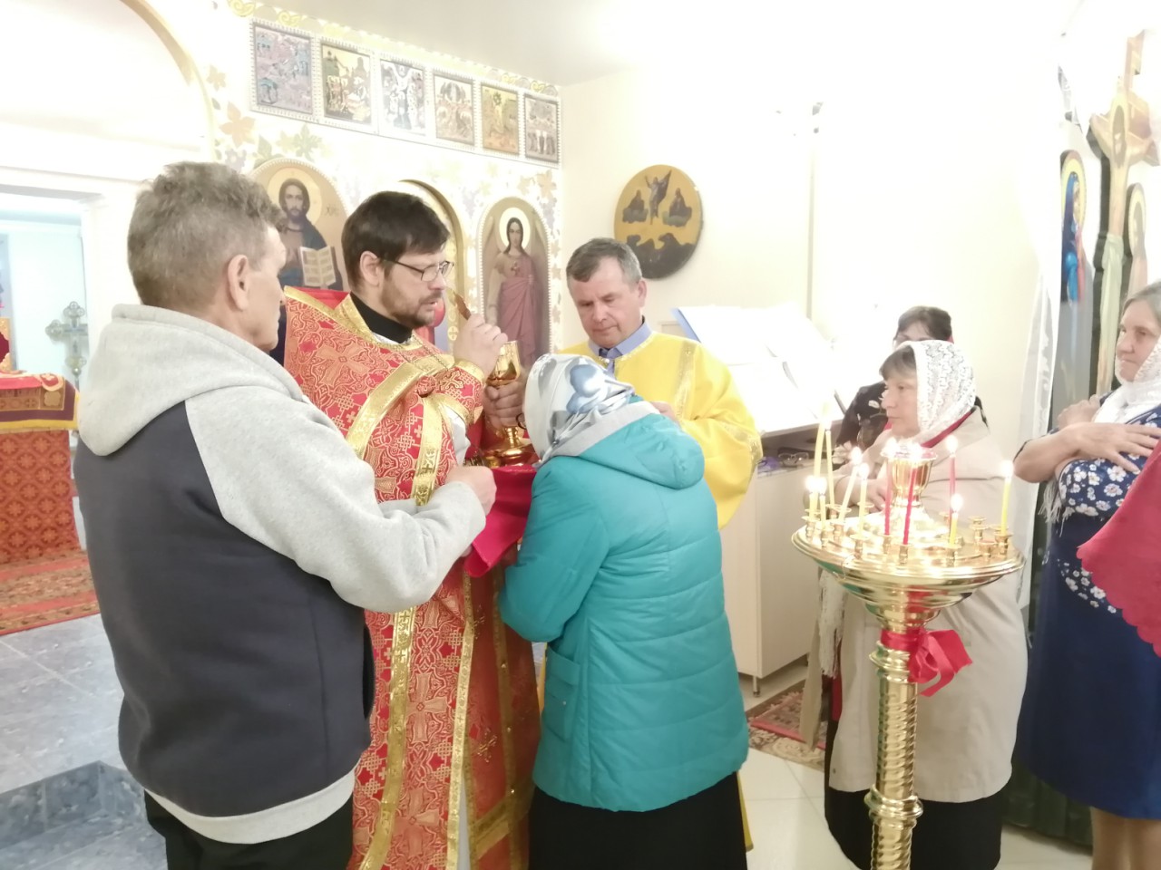 Иерей Сергий Беляков возглавил Пасхальную службу в Михайло-Архангельском молитвенном доме в с.Павло-Куракино 