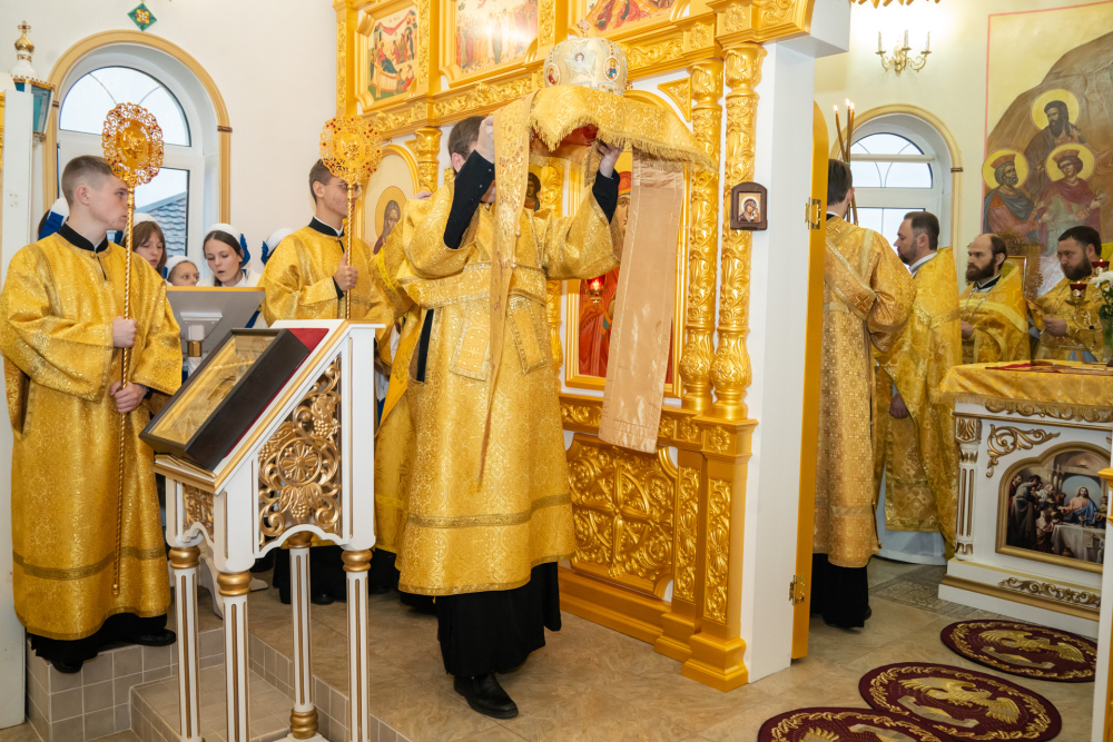 В Неделю 22-ю по Пятидесятнице митрополит Серафим совершил литургию в Троицком храме деревни Камайка