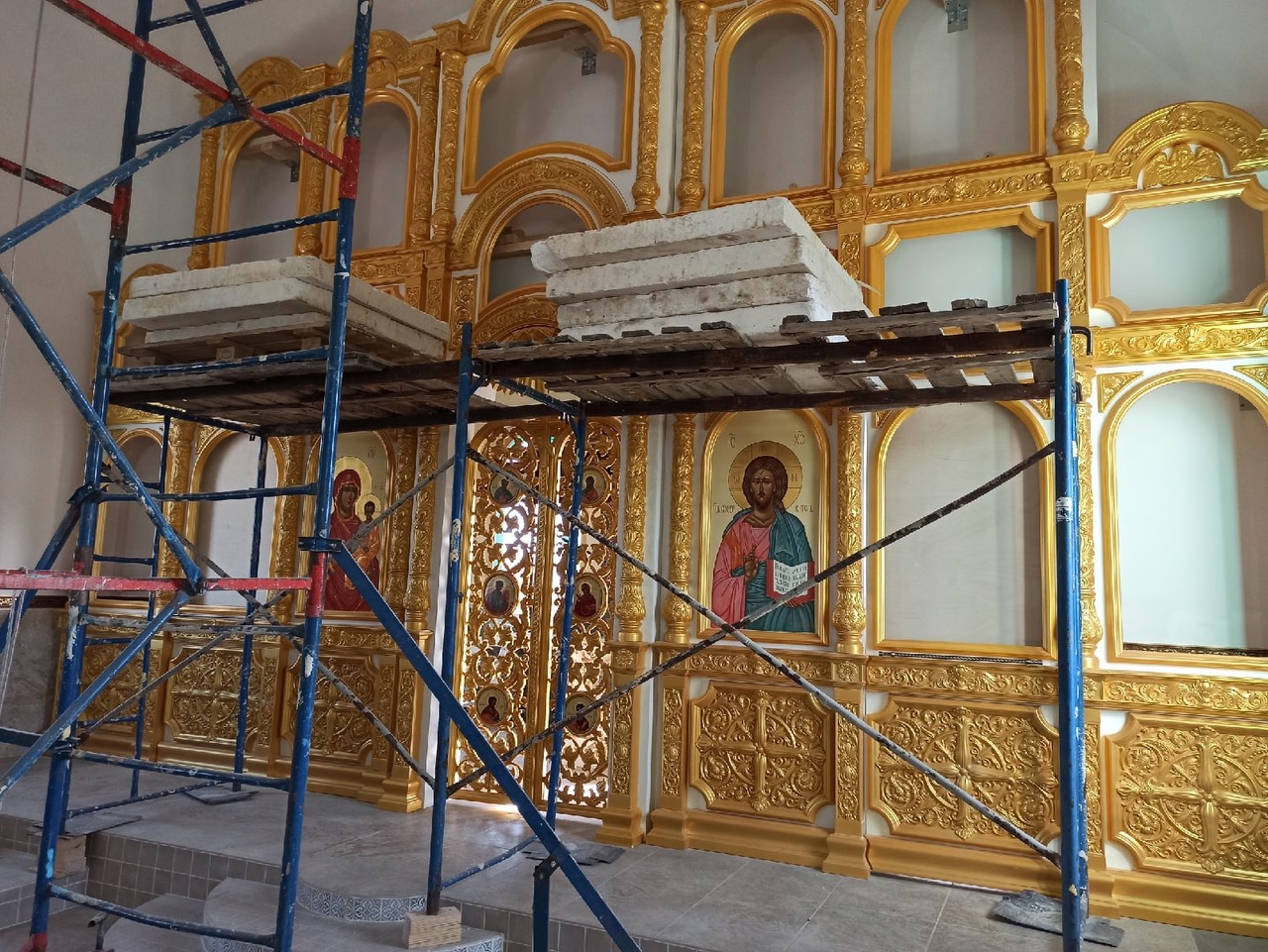 В строящемся храме в честь Святой Живоначальной Троицы в деревне Камайка был совершен водосвятный молебен