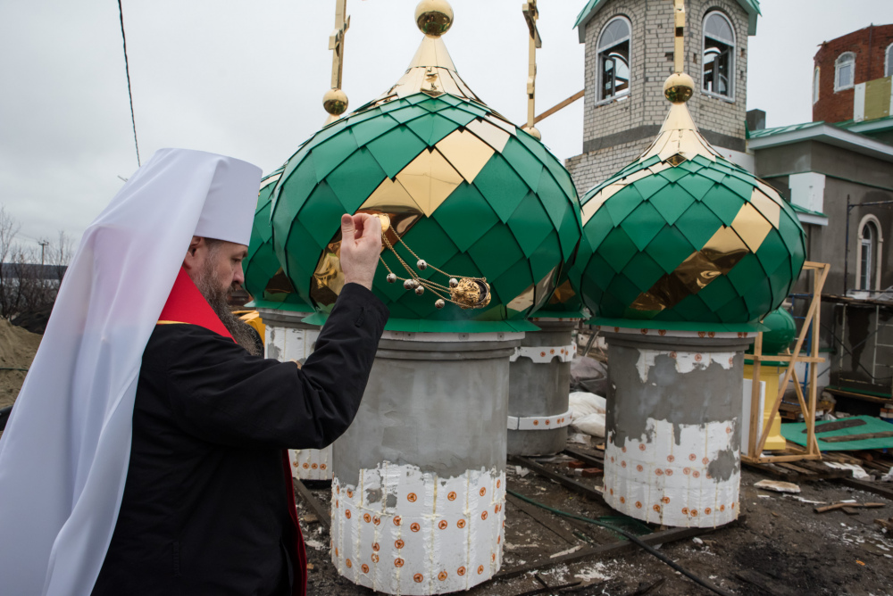 Митрополит Серафим освятил кресты и купола строящегося храма Святой Живоначальной Троицы в деревне Камайка