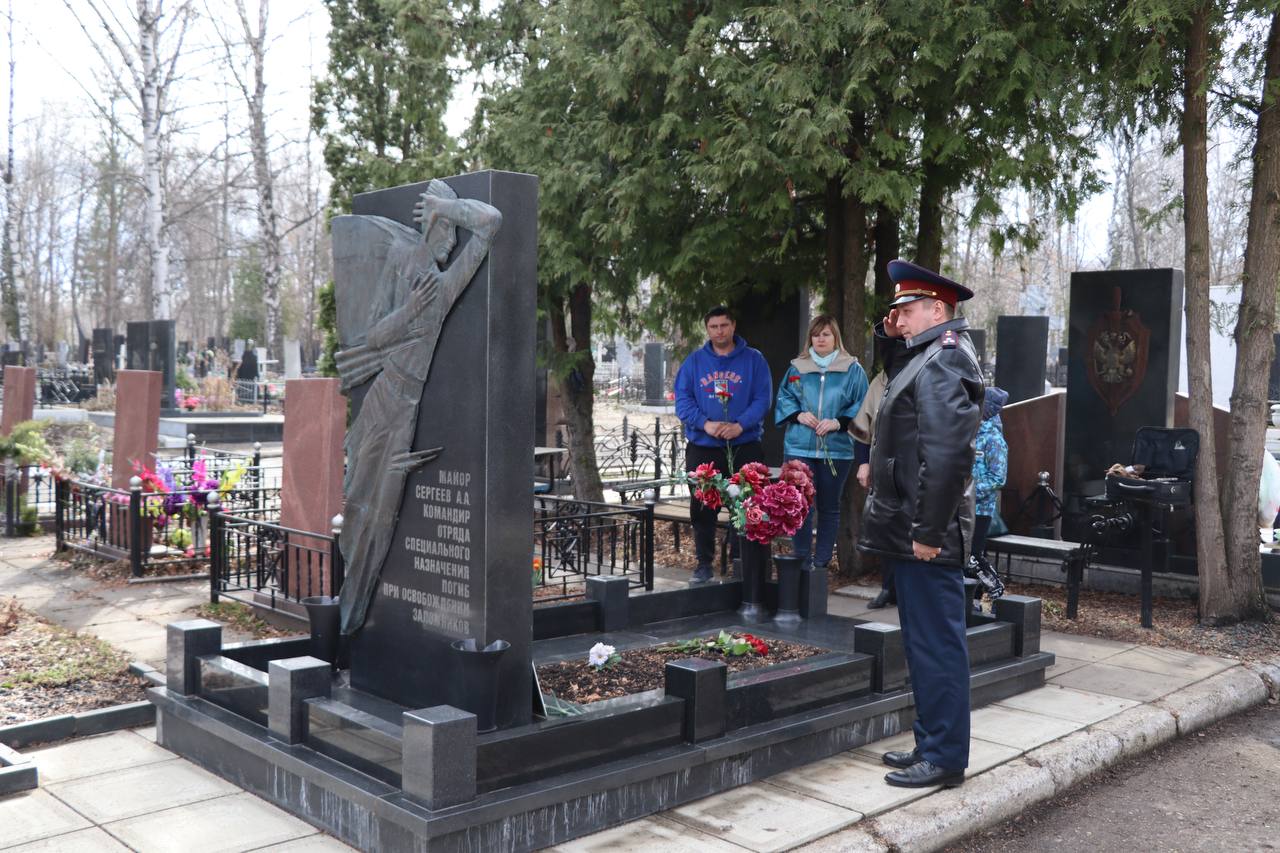 Протоиерей Антоний Шварёв совершил панихиду в день памяти Героя России Александра Сергеева