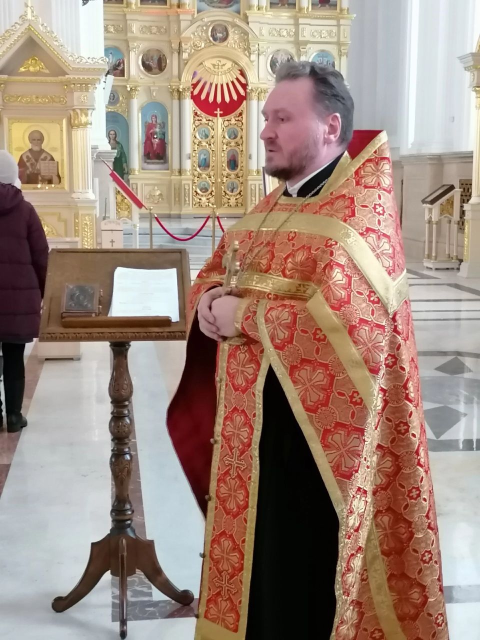 Иерей Сергий Карасёв совершил акафист святым Царственным страстотерпцам в Кафедральном соборе