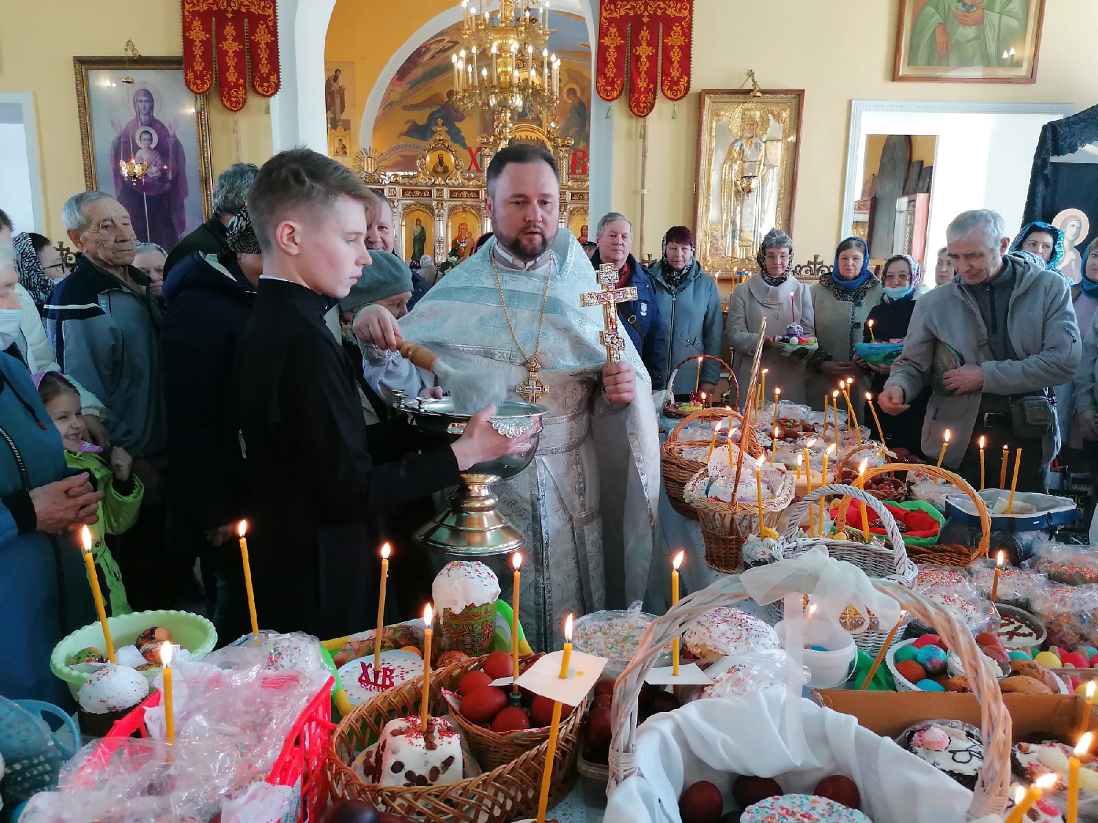 В Великую Субботу протоиерей Александр Филиппов совершил Литургию святителя Василия Великого