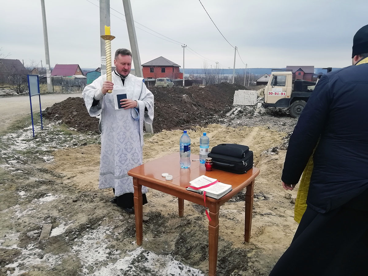 Протоиерей Антоний Шварёв совершил заупокойную панихиду около строящегося храма Живоначальной Троицы в селе Камайка