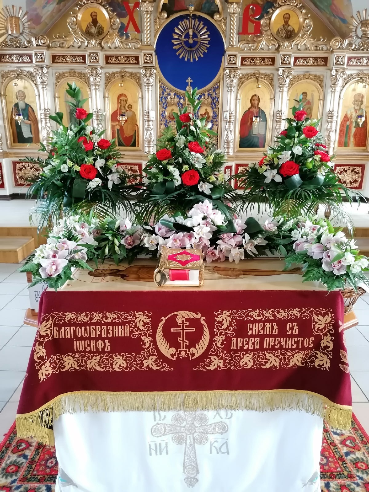  В Великий Пяток протоиерей Александр Филиппов совершил вечерню с выносом Плащаницы Спасителя