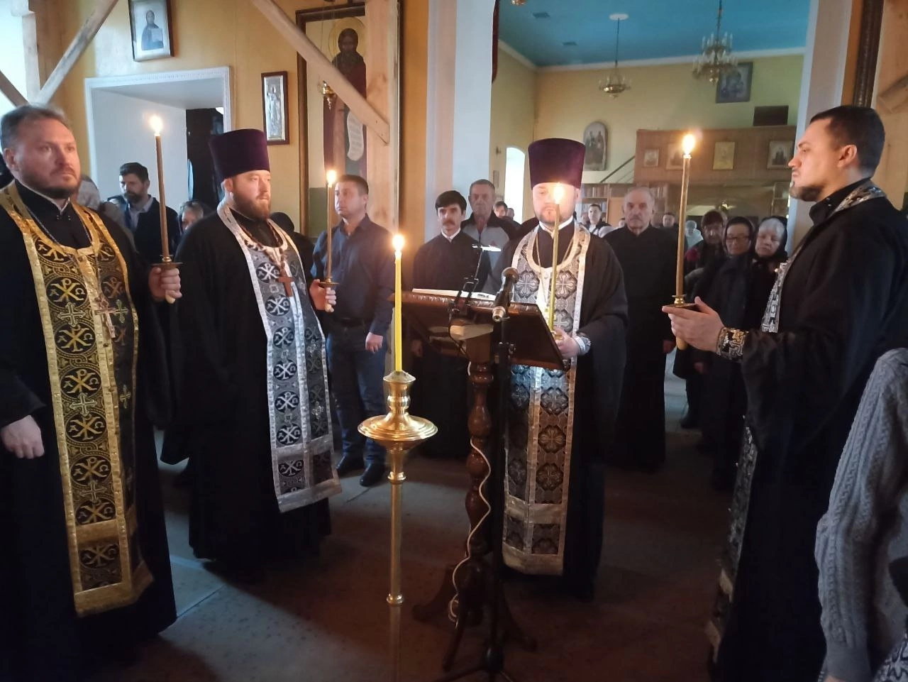 Протоиерей Александр Филиппов совершил повечерие с чтением третьей части Великого покаянного канона преподобного Андрея Критского