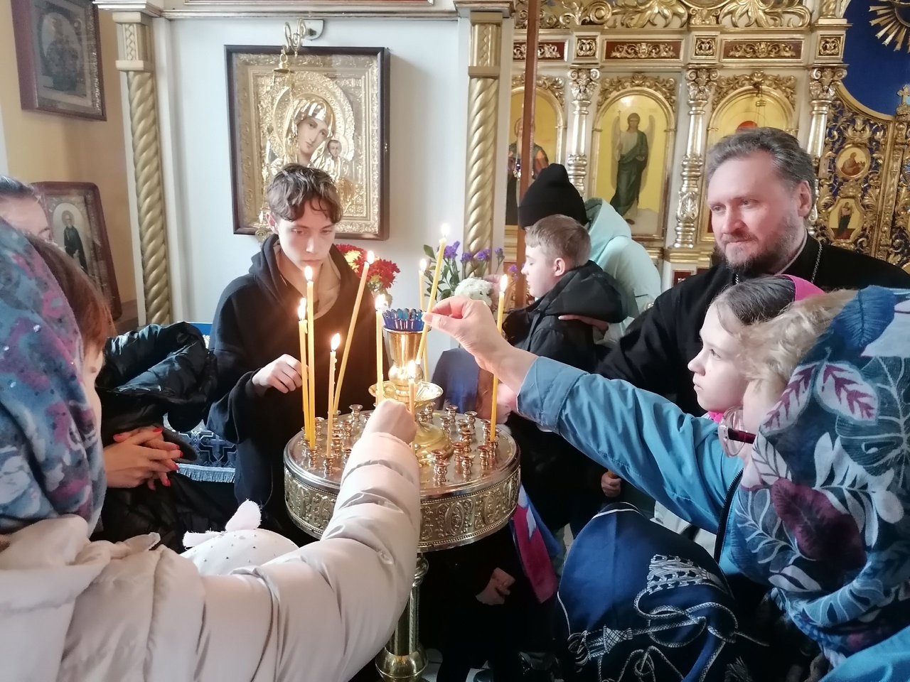 Иерей Сергий Карасёв встретился с учениками средней школы №1 города Спутник