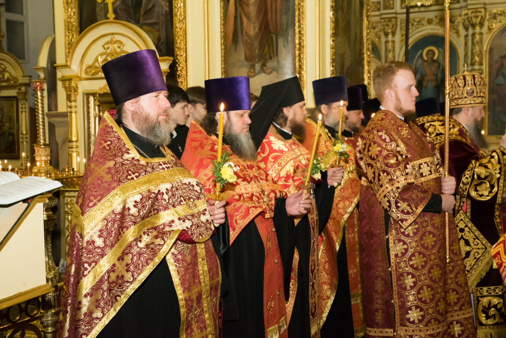 Митрополит Серафим и епископ Митрофан совершили всенощное бдение в Успенском соборе Пензы