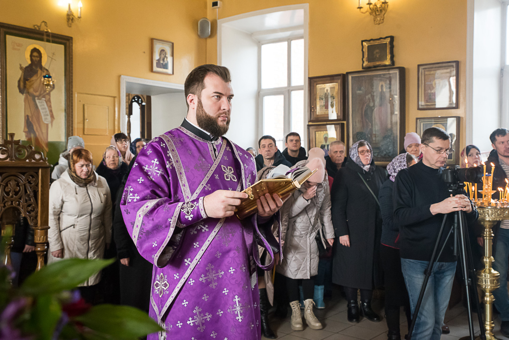 В Неделю Крестопоклонную митрополит Серафим совершил литургию в нашем храме