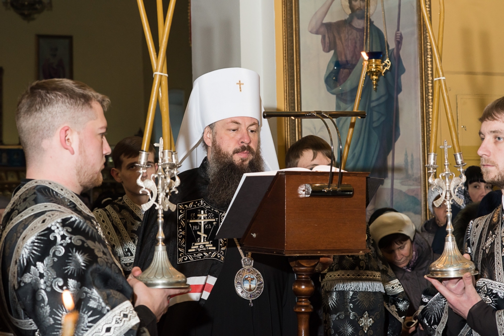 В среду первой седмицы Великого поста митрополит Серафим совершил повечерие с чтением Великого канона прп. Андрея Критского в Никольском храме в Терновке