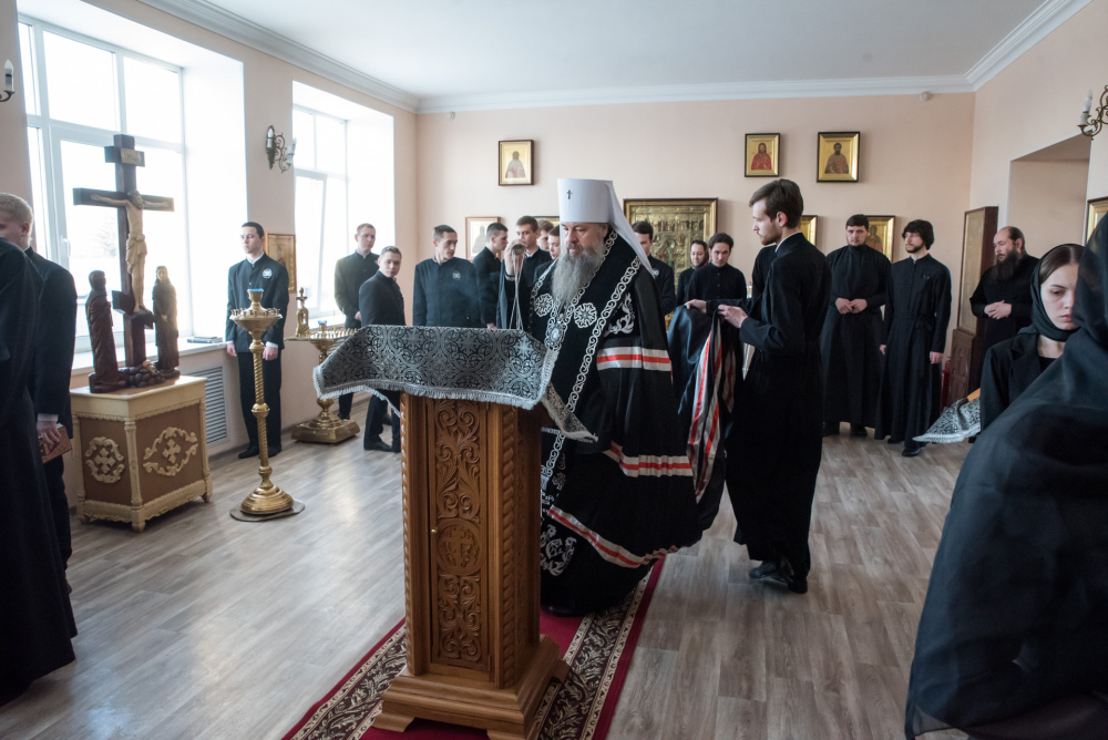 В понедельник первой седмицы Великого поста протоиерей Александр Филиппов сослужил митролиту Серафиму за великопостным богослужением в храме во имя святителя Иннокентия Иркутского при Пензенской духовной семинарии