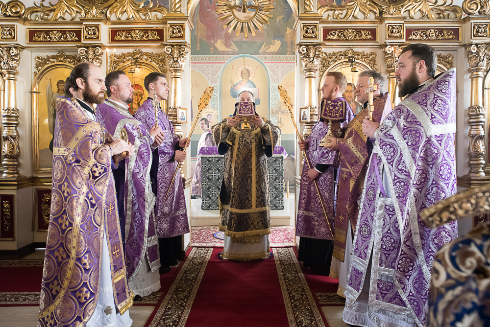 В Неделю Крестопоклонную митрополит Серафим совершил литургию в нашем храме