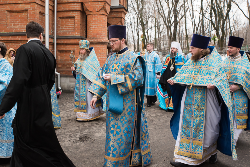 В праздник Благовещения Пресвятой Богородицы митрополит Серафим наградил протоиерея Александра Филиппова крестом с украшениями