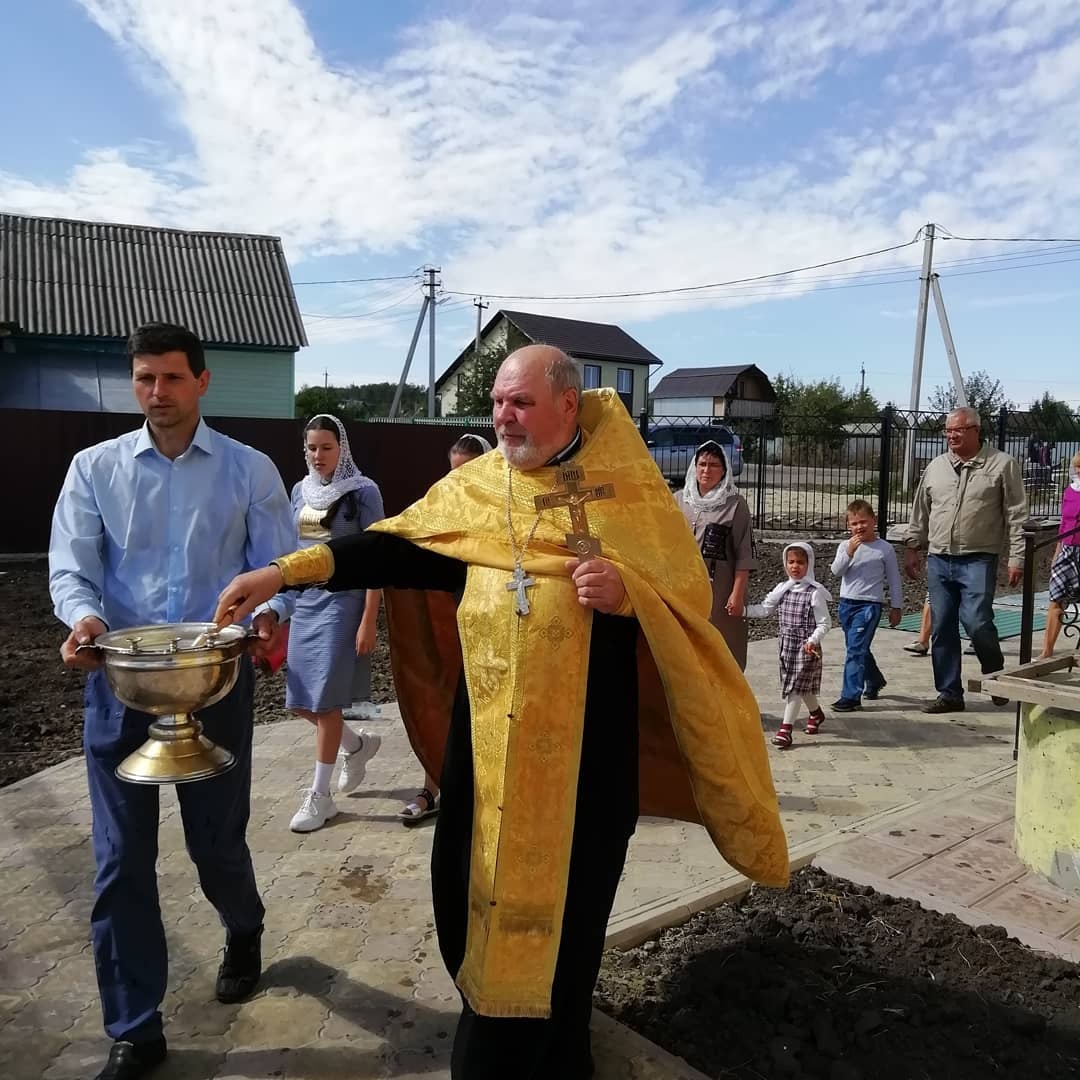 В строящемся храме в честь Святой Живоначальной Троицы в деревне Камайка был совершен водосвятный молебен