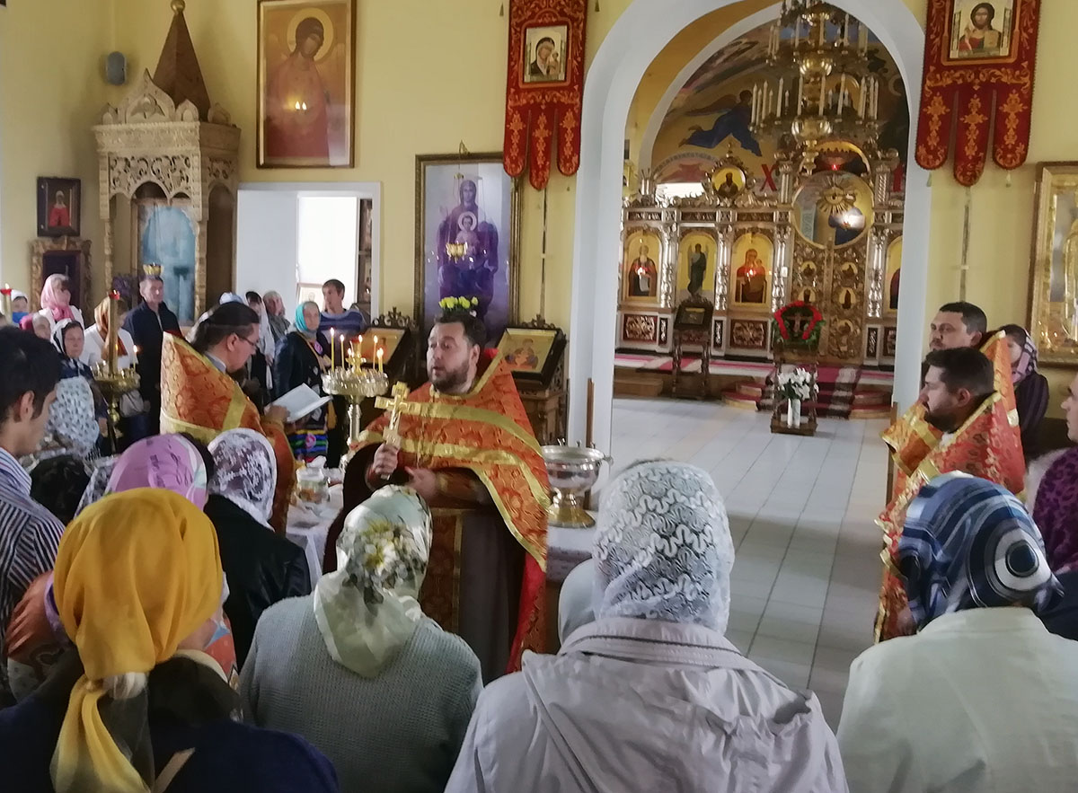 Празднование Происхождения (изнесения) Честных Древ Животворящего Креста Господня