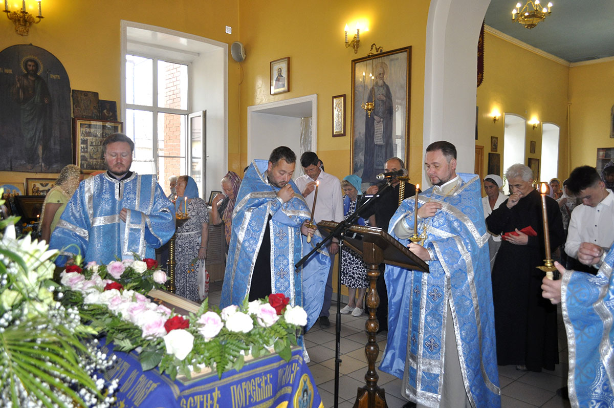 Всенощное бдение с чином Погребения Плащаницы Богородицы