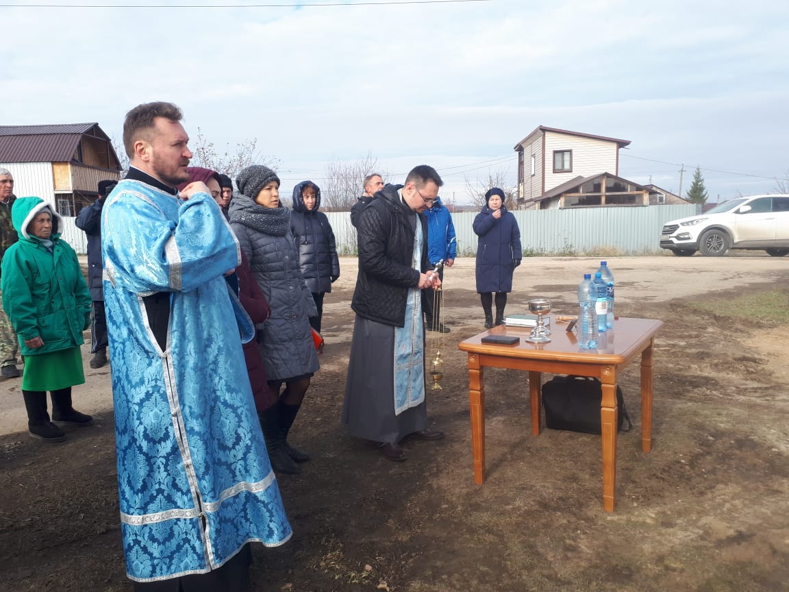 Иерей Алексий Карасёв совершил водосвятный молебен около строящегося храма Живоначальной Троицы в селе Камайка