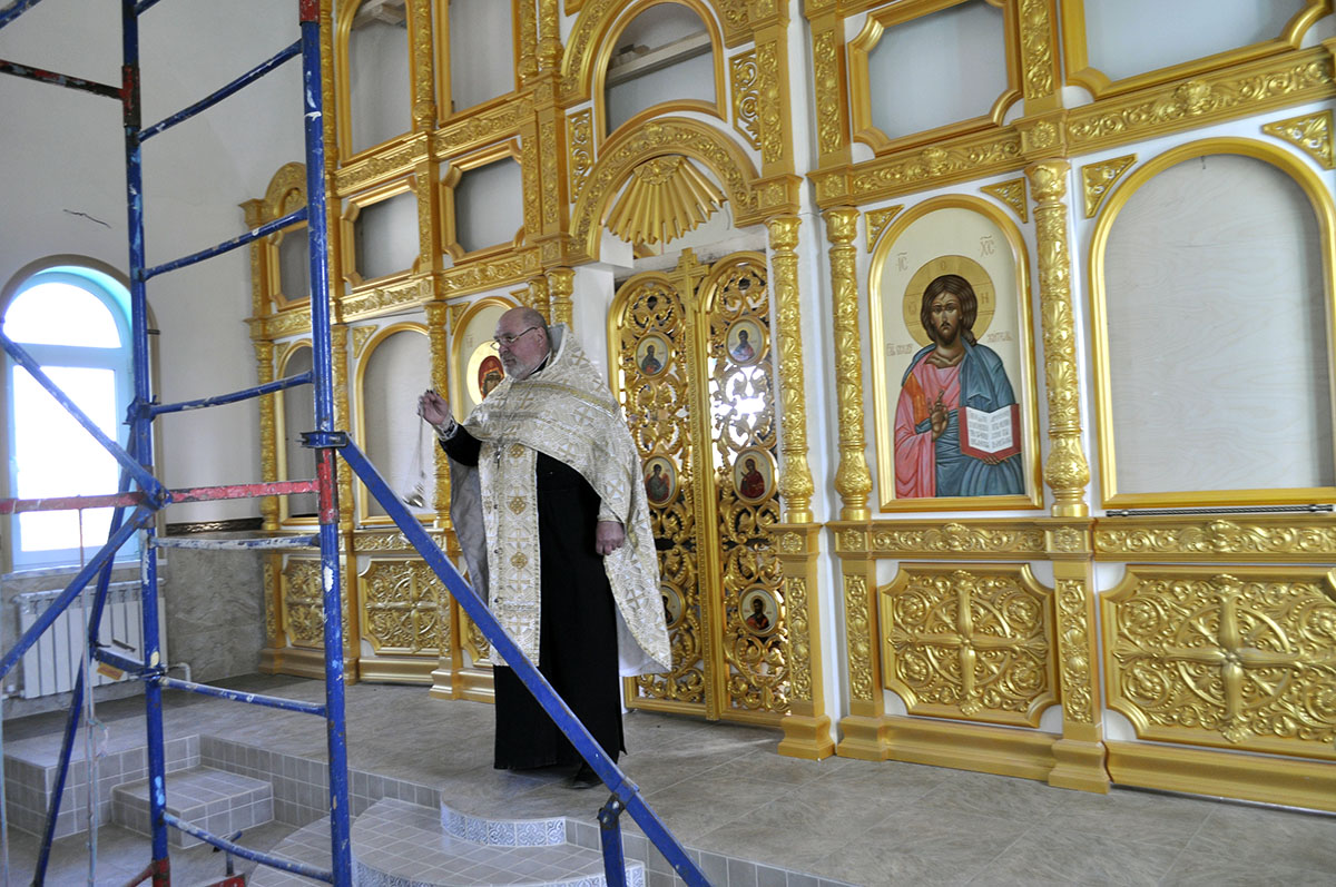 В строящемся храме в честь Святой Живоначальной Троицы в деревне Камайка был совершен водосвятный молебен