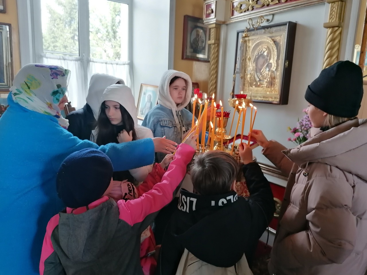 В День Победы школьники со своими родителями посетили Никольский храм