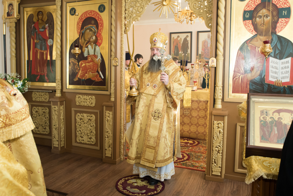 В день престольного праздника в Пензенской духовной семинарии митрополит Серафим наградил протоиерея Александра Филиппова Архиерейской благословенной грамотой