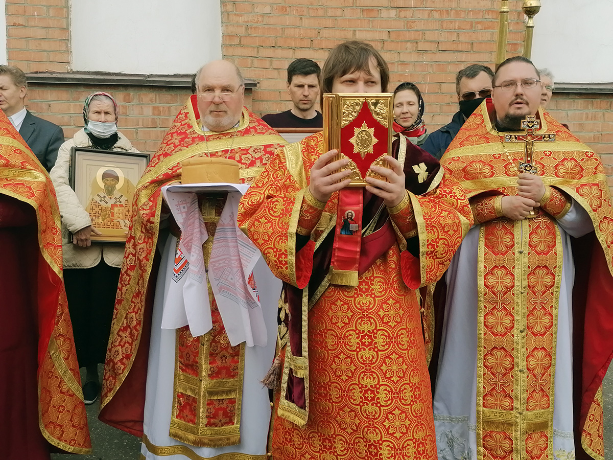 В понедельник Светлой седмицы протоиерей Александр Филиппов совершил Божественную литургию