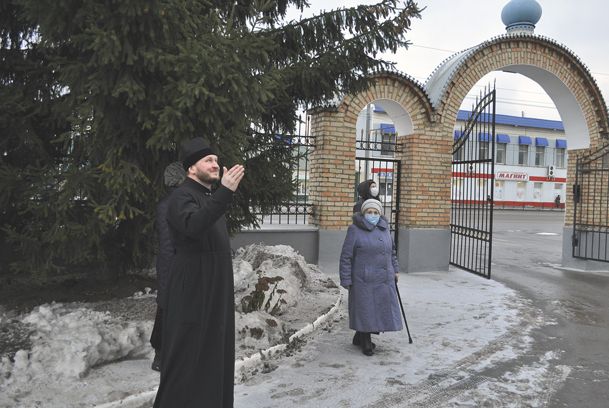 Митрополит Серафим освятил алтарный накупольный крест и алтарный купол