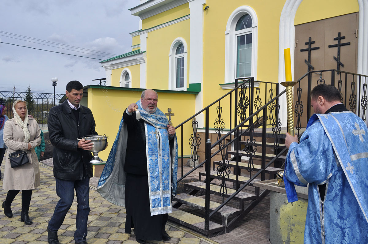 В строящемся храме в честь Святой Живоначальной Троицы в деревне Камайка был совершен молебен на освящение колокола