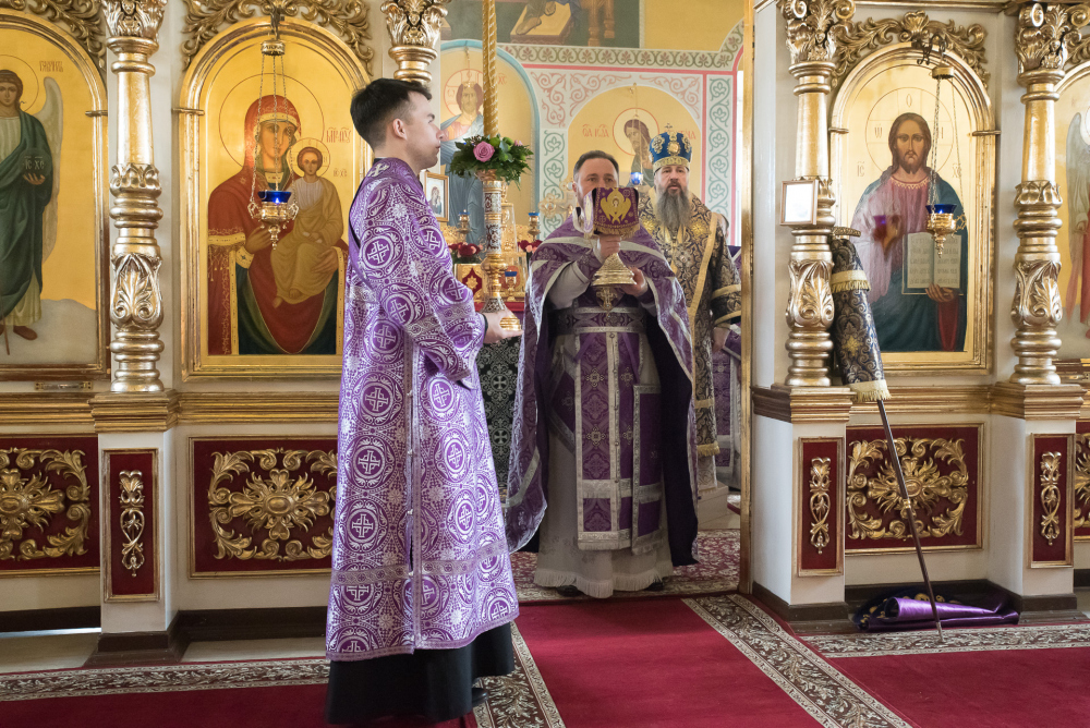 В Неделю Крестопоклонную митрополит Серафим совершил литургию в нашем храме