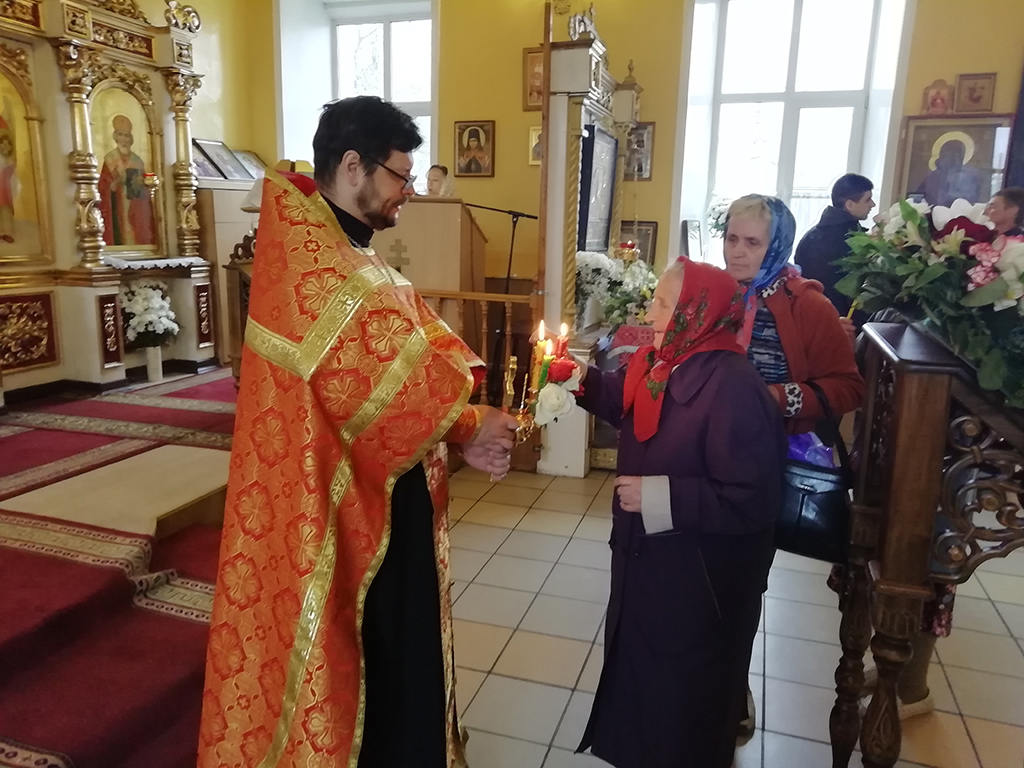 Раздача Благодатного огня за вечерней службой