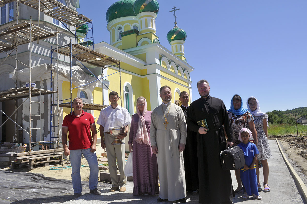 В строящемся храме в честь Святой Живоначальной Троицы в деревне Камайка был совершен водосвятный молебен