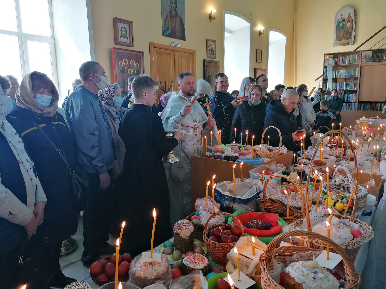 В Великую Субботу протоиерей Александр Филиппов совершил Литургию святителя Василия Великого