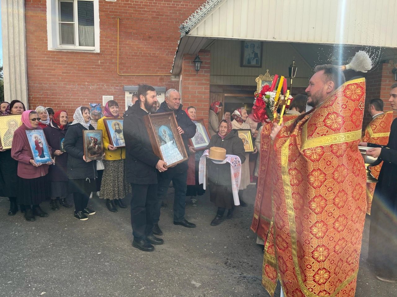 В понедельник Светлой седмицы протоиерей Александр Филиппов совершил Божественную литургию