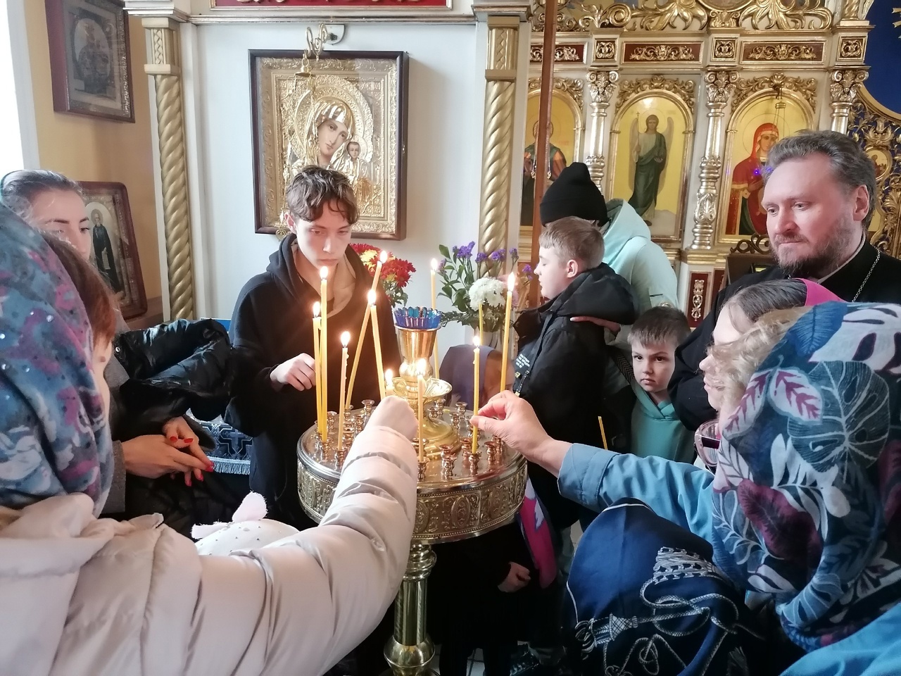 Иерей Сергий Карасёв встретился с учениками средней школы №1 города Спутник
