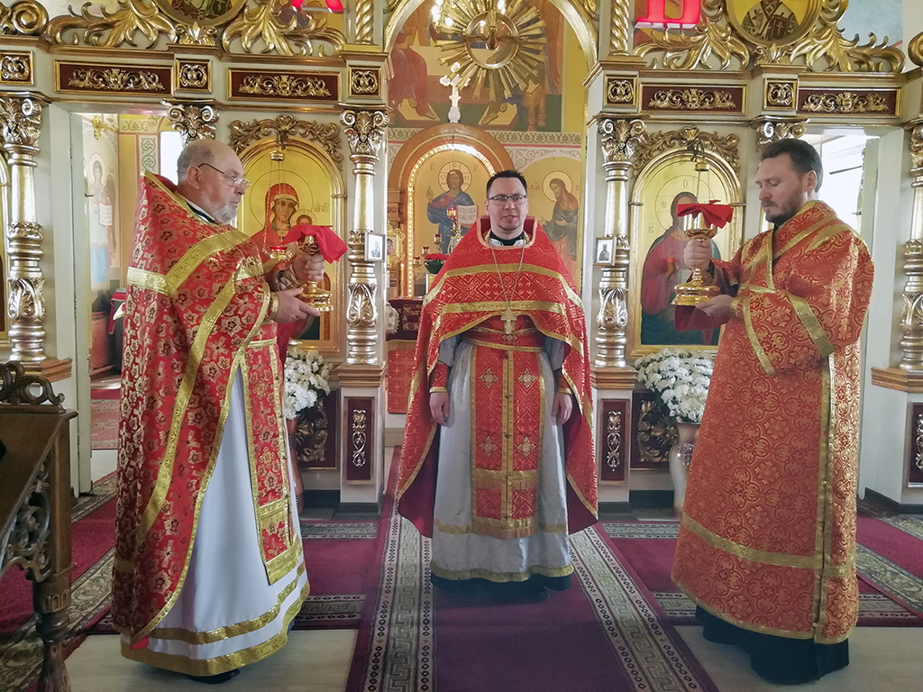 В пятницу Светлой седмицы протоиерей Александр Филиппов совершил Божественную литургию