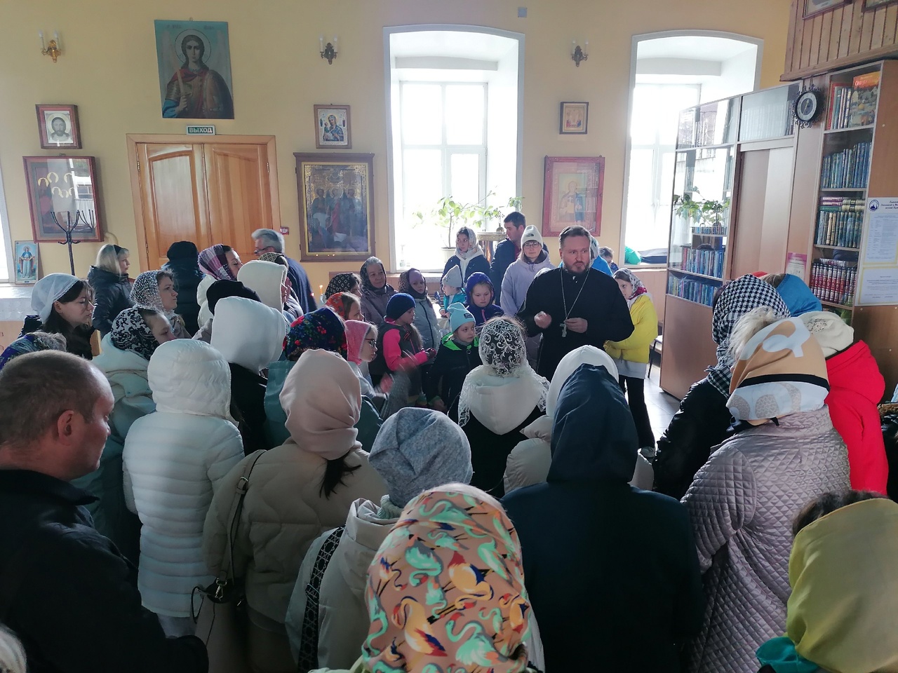 В День Победы школьники со своими родителями посетили Никольский храм