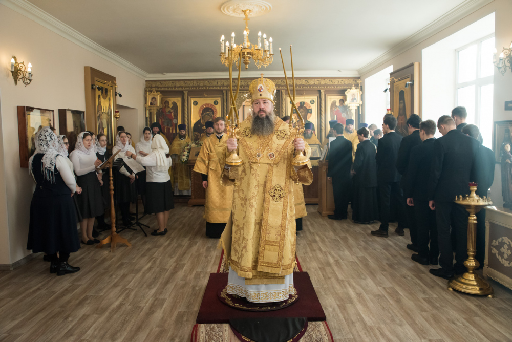 В день престольного праздника в Пензенской духовной семинарии митрополит Серафим наградил протоиерея Александра Филиппова Архиерейской благословенной грамотой