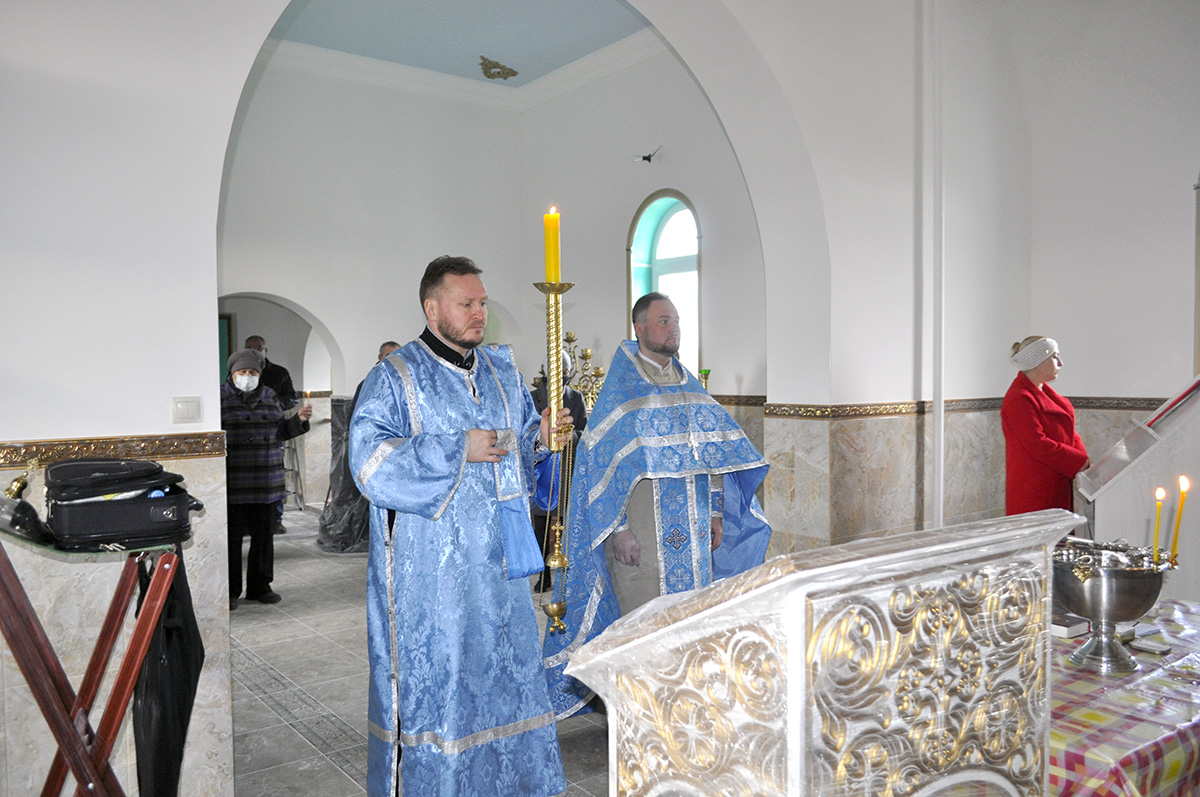 В строящемся храме в честь Святой Живоначальной Троицы в деревне Камайка был совершен водосвятный молебен