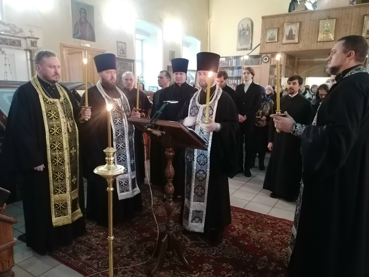 Протоиерей Александр Филиппов совершил повечерие с чтением второй части Великого покаянного канона преподобного Андрея Критского