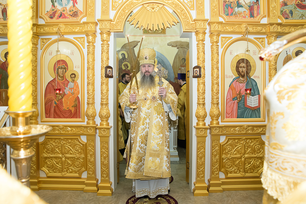 Протоиереи Александр Филиппов и Антоний Шварёв сослужили митрополиту Серафиму за литургией в Троицком храме в деревне Камайка