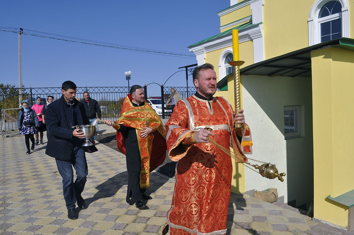 В строящемся храме в честь Святой Живоначальной Троицы в деревне Камайка был совершен водосвятный молебен