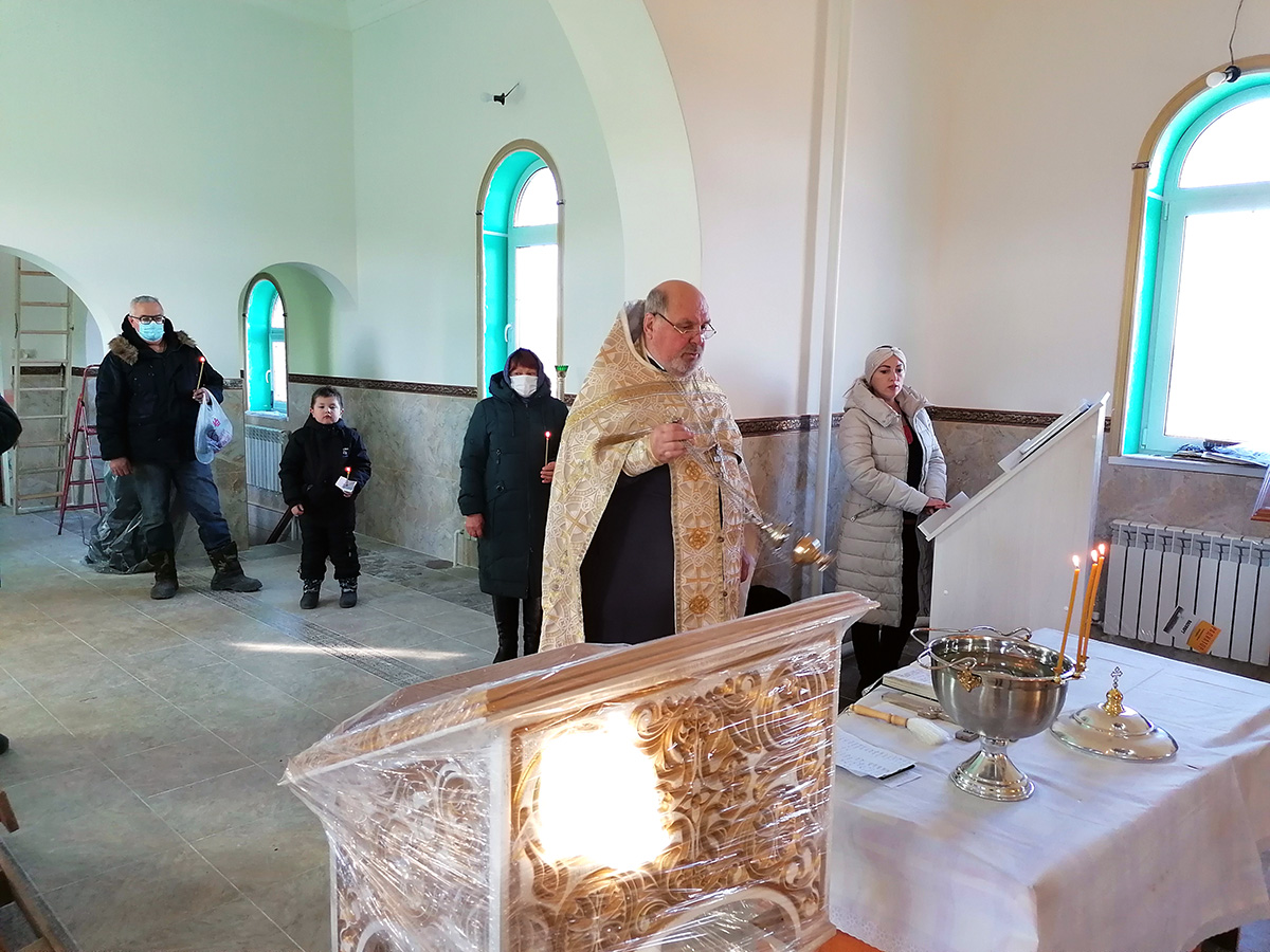 В строящемся храме в честь Святой Живоначальной Троицы в деревне Камайка был совершен водосвятный молебен