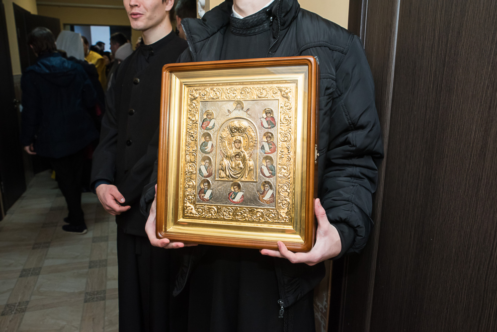 Протоиереи Александр Филиппов и Антоний Шварёв сослужили митрополиту Серафиму за литургией в Троицком храме в деревне Камайка