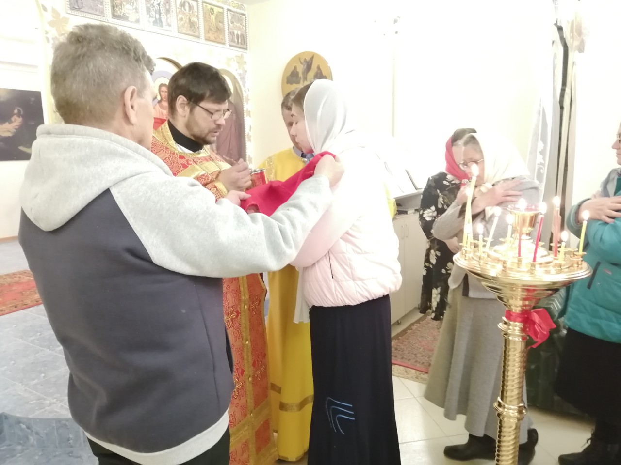 Иерей Сергий Беляков возглавил Пасхальную службу в Михайло-Архангельском молитвенном доме в с.Павло-Куракино 