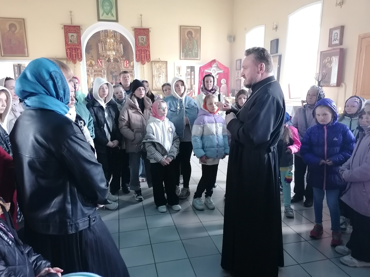 В День Победы школьники со своими родителями посетили Никольский храм