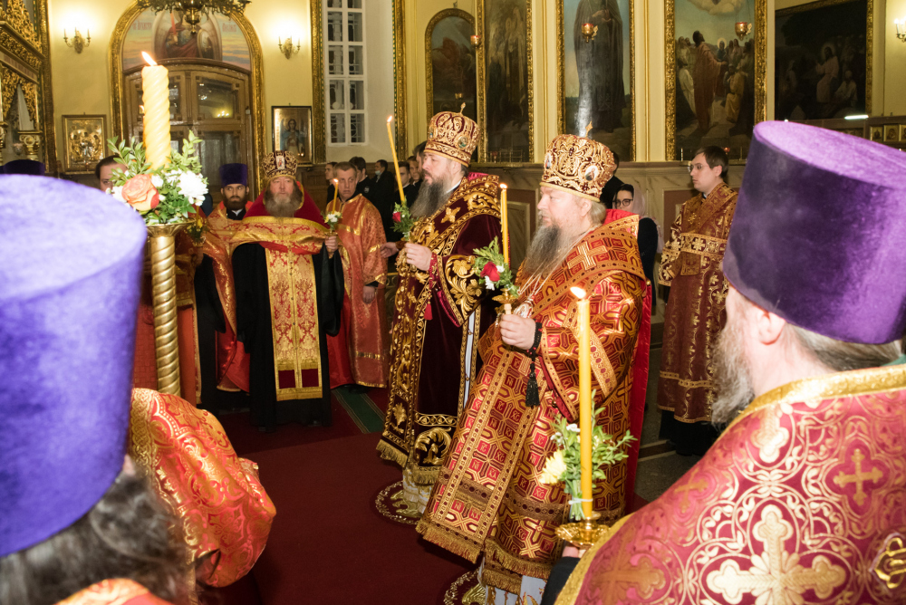 Митрополит Серафим и епископ Митрофан совершили всенощное бдение в Успенском соборе Пензы