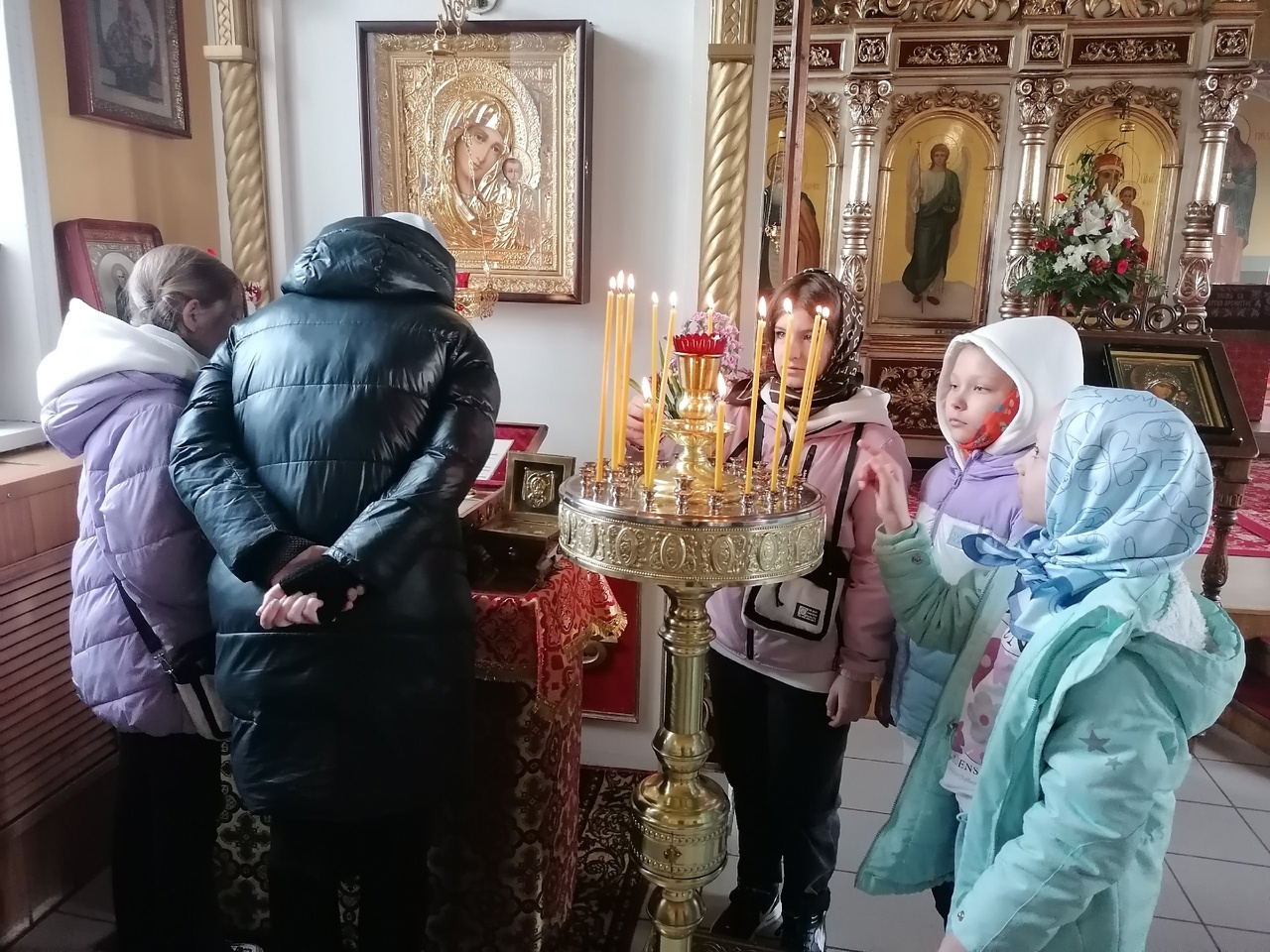 В День Победы школьники со своими родителями посетили Никольский храм