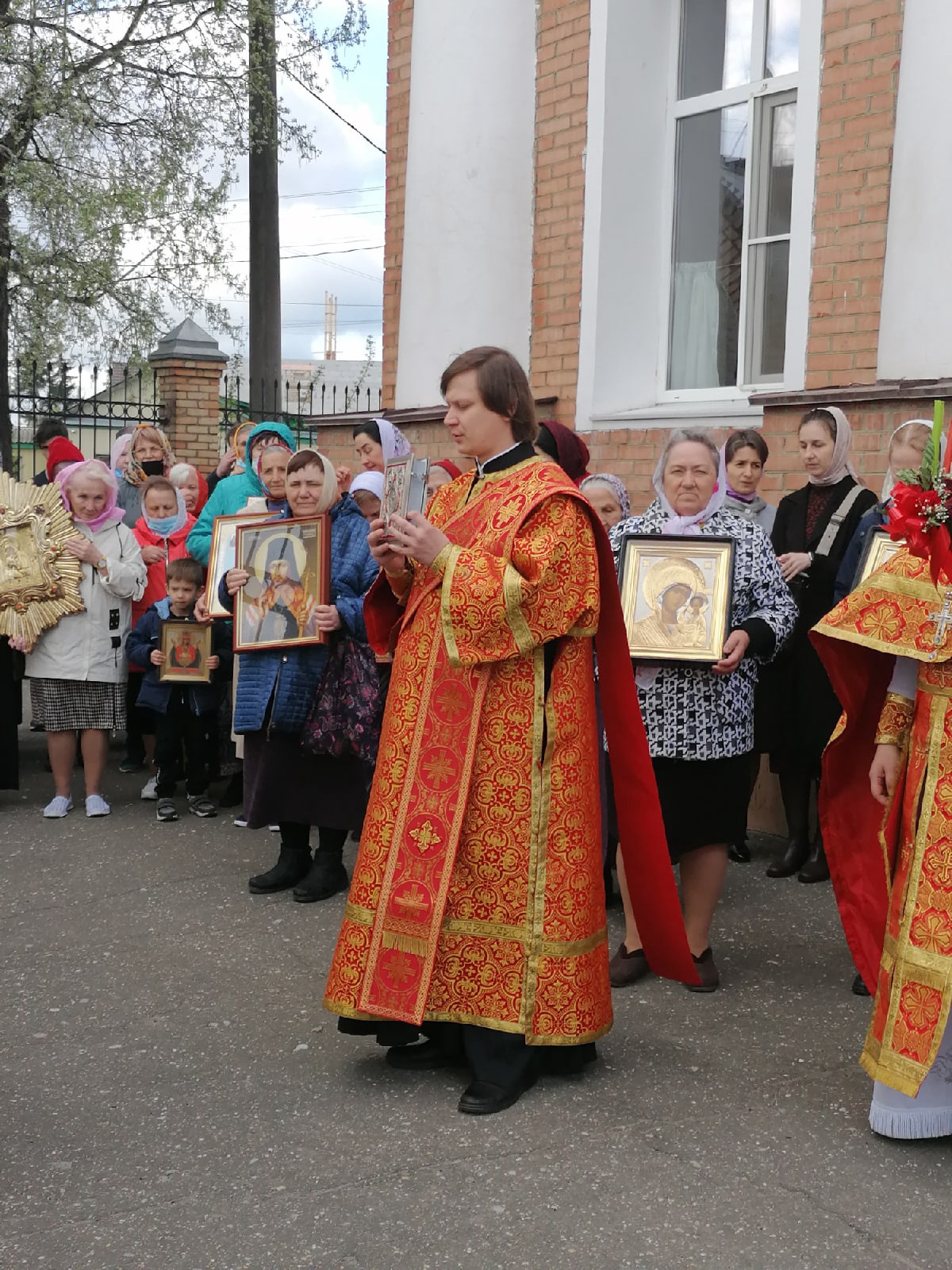  В четверг  Светлой седмицы протоиерей Александр Филиппов совершил Божественную литургию