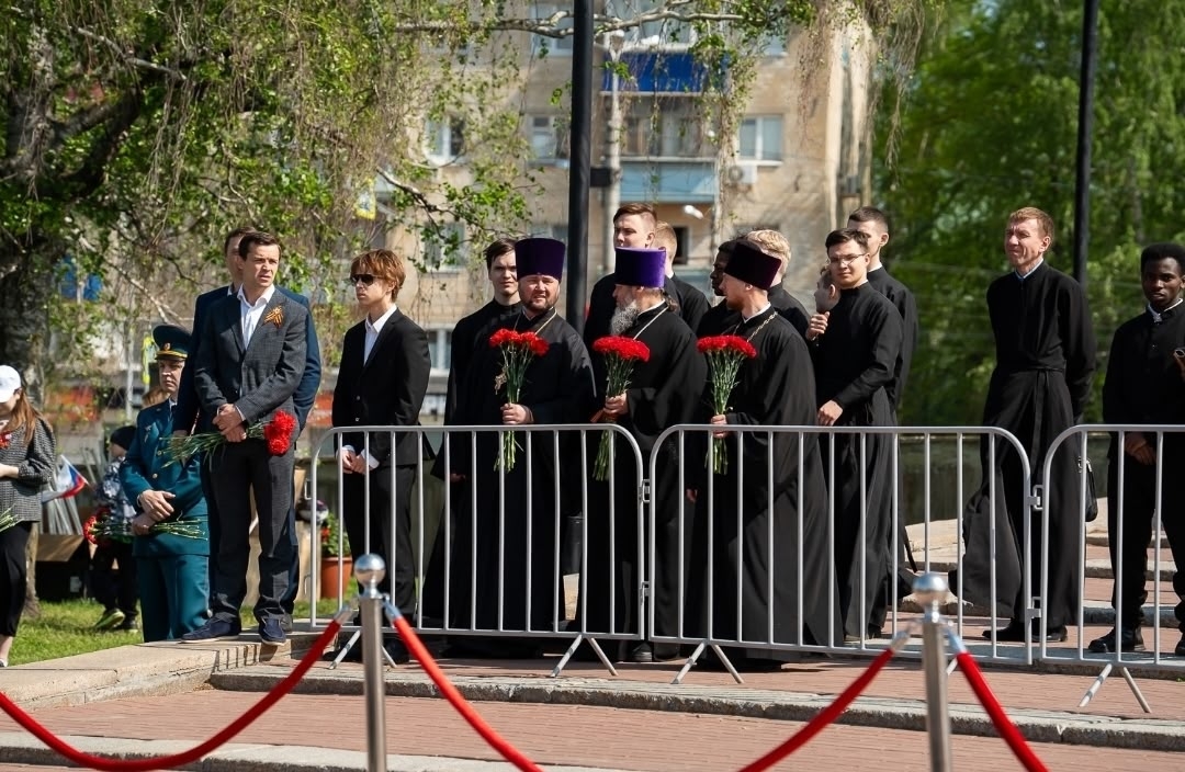 В День Победы протоиерей Александр Филиппов сослужил митрополиту Серафиму в храме Архангела Михаила города Пензы