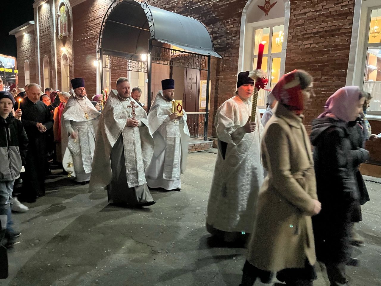 В праздник Светлого Христова Воскресения протоиерей Александр Филиппов совершил торжественное богослужение в нашем храме