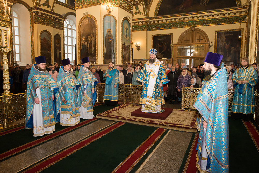 В праздник Благовещения Пресвятой Богородицы митрополит Серафим наградил протоиерея Александра Филиппова крестом с украшениями